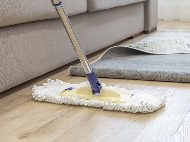 Stein- und PVC-Böden Wischen